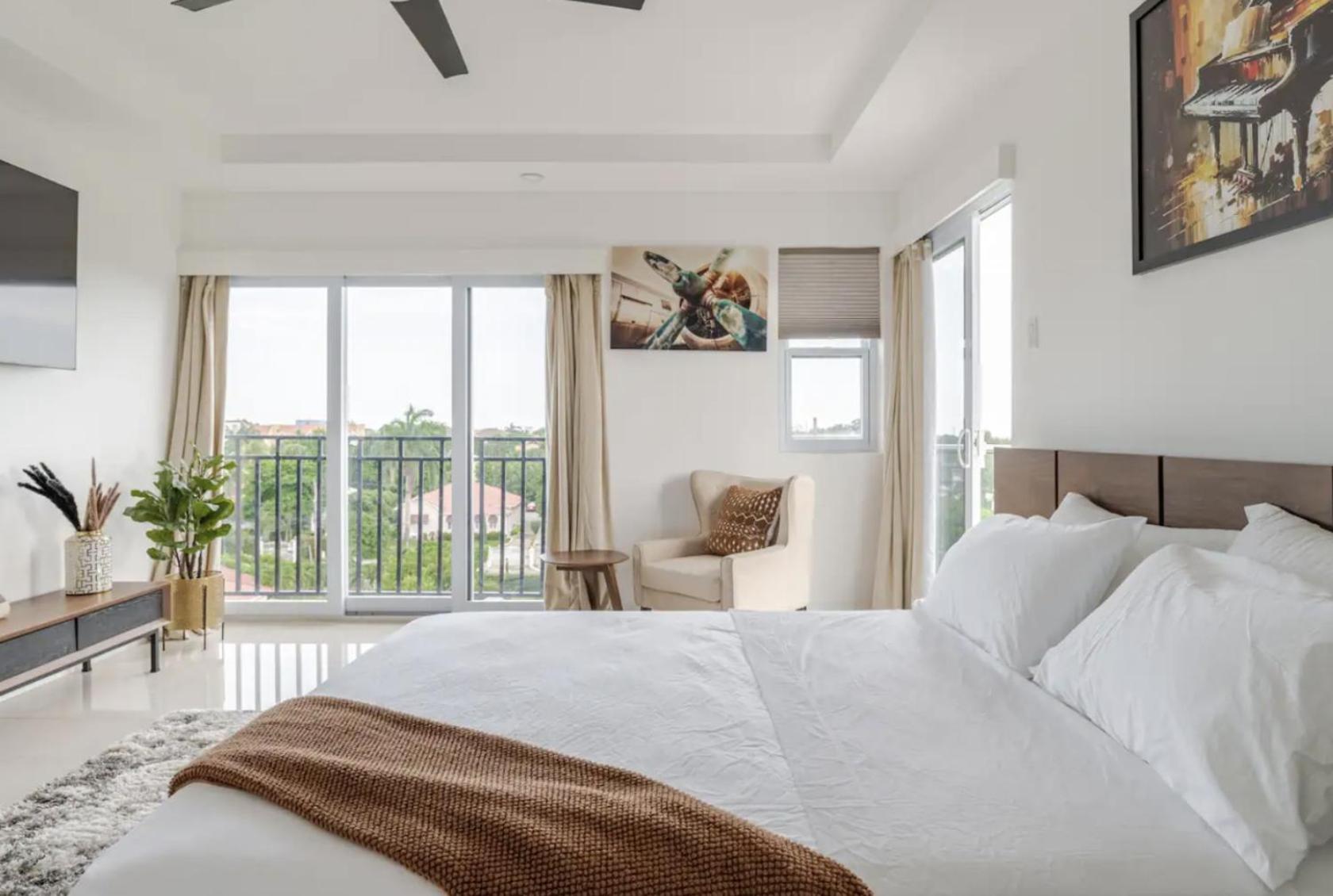 Luxe City Oasis 2Br With Rooftop Pool And Gym كينغستون المظهر الخارجي الصورة