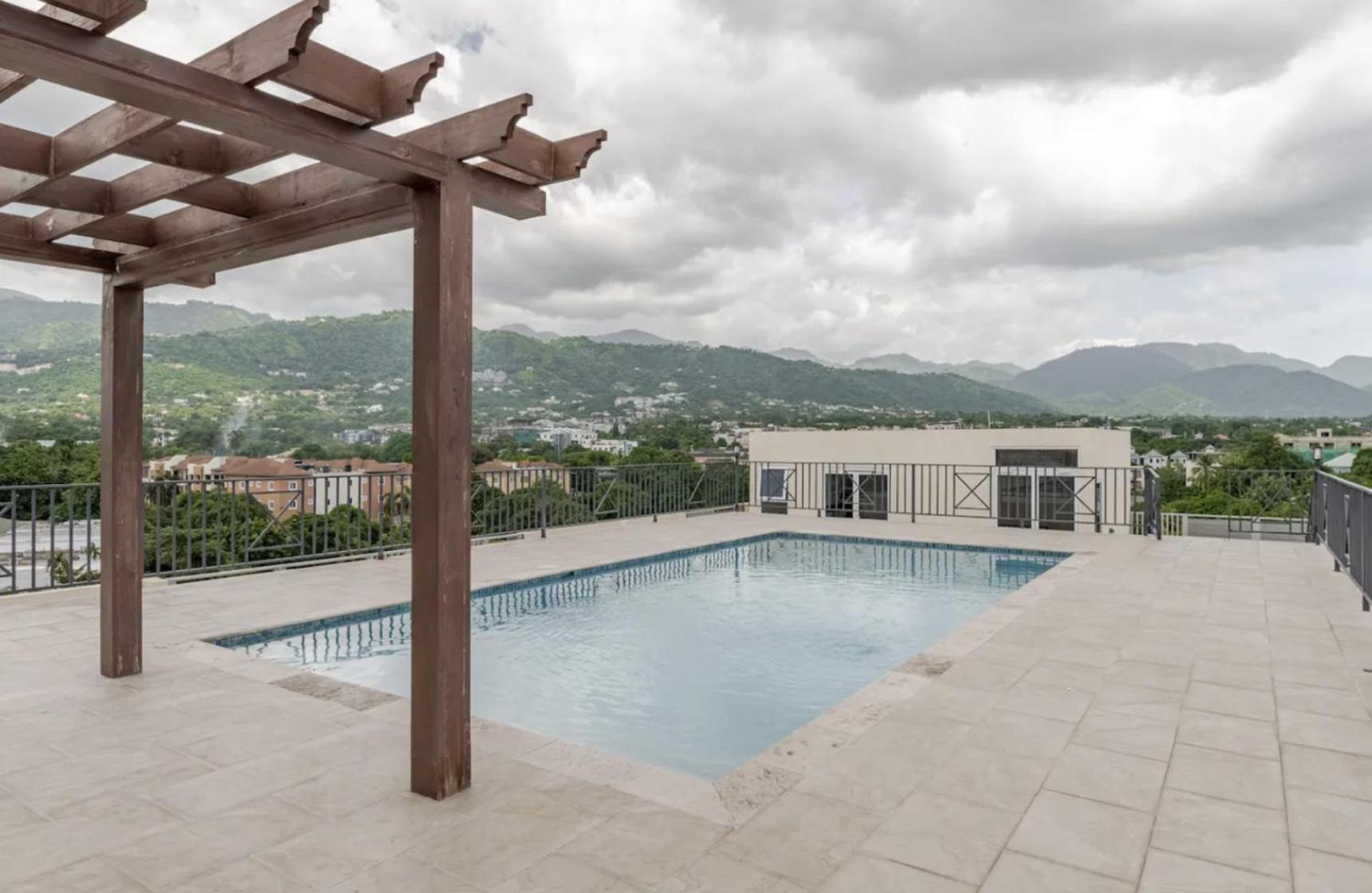 Luxe City Oasis 2Br With Rooftop Pool And Gym كينغستون المظهر الخارجي الصورة
