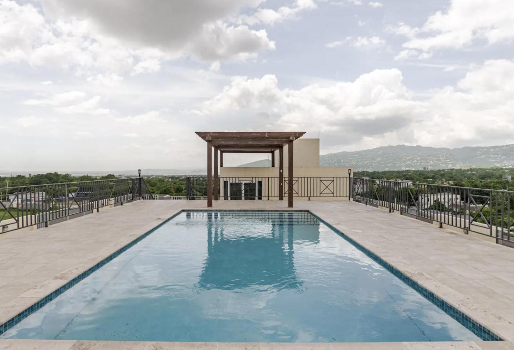 Luxe City Oasis 2Br With Rooftop Pool And Gym كينغستون المظهر الخارجي الصورة