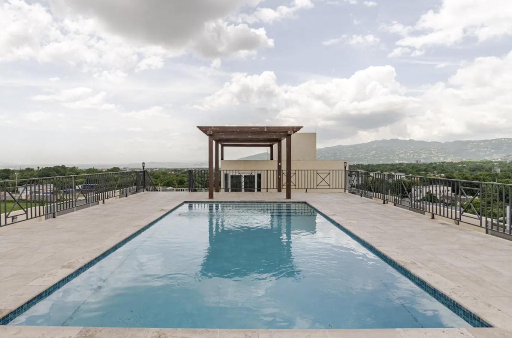 Luxe City Oasis 2Br With Rooftop Pool And Gym كينغستون المظهر الخارجي الصورة